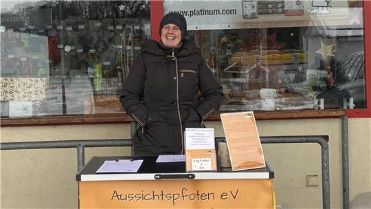 Eine Frau steht hinter einem Tisch.