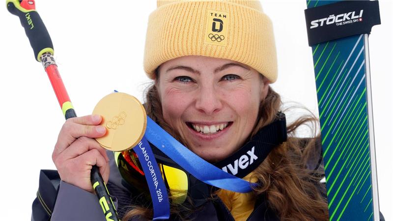 Daniela Maier jubelt über Gold im Ski Cross