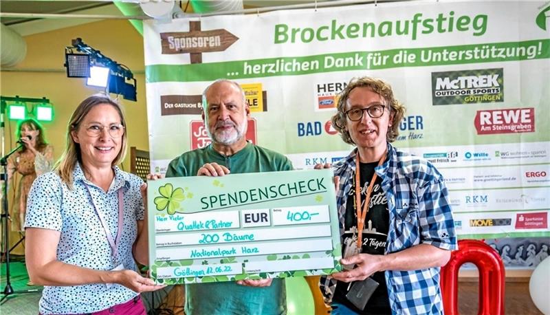 20 Jahre Brockenaufstieg: Wanderer stiften 1109 Bäume Daniela Reichhardt (li.) und Nicolai Fleischer (re.) übergeben die Spende an Dr. Friedhart Knolle (Vorstand des Nationalpark-Fördervereins). Foto: Brockenaufstieg move4life