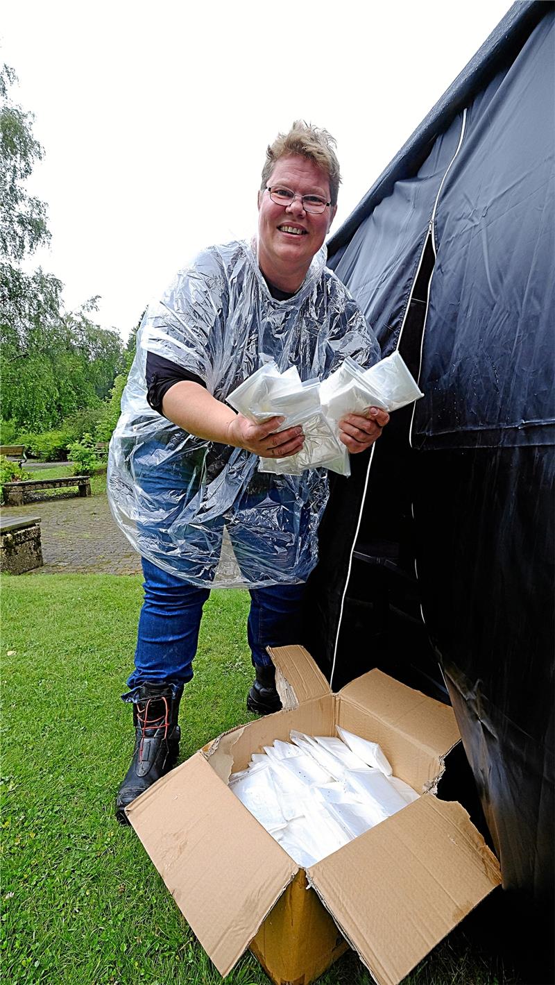 Sommerfest in Hahnenklee mit Wasser in jeder Facette Daniela Steckhan von der HTG ist gut gerüstet, braucht die Capes aber nicht.