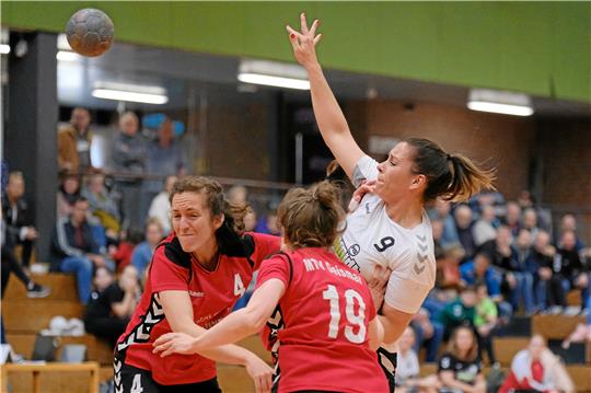 Danijela Hinze (re.) von den LiSa-Luchsen wird von zwei Spielerinnen des MTV Geismar bedrängt, bringt den Ball aber noch zur Mitspielerin. Foto: Drechsler