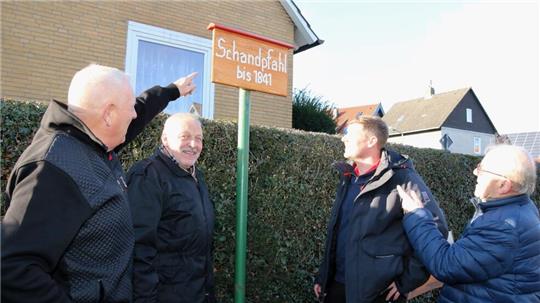 Dank Helfer und Ehrenamt ist der Othfresener Schandpfahl wieder da: (v.l.) Ortsbürgermeister Harald Fricke, Dieter Puchowka, Johannes Guder und Ortsheimatpfleger Werner Wenke brachten sich ein.