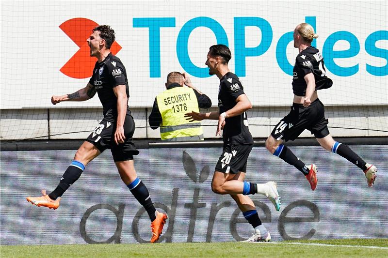 Dank Serra: Arminia Bielefeld hofft wieder auf Ligaverbleib Dank Torschütze Janni Serra (l) jubelten die Bielefelder spät auf dem Betzenberg.