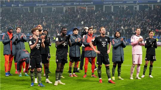 Dank an die Fans nach dem 2:2: Die Spieler des FC Bayern München. 