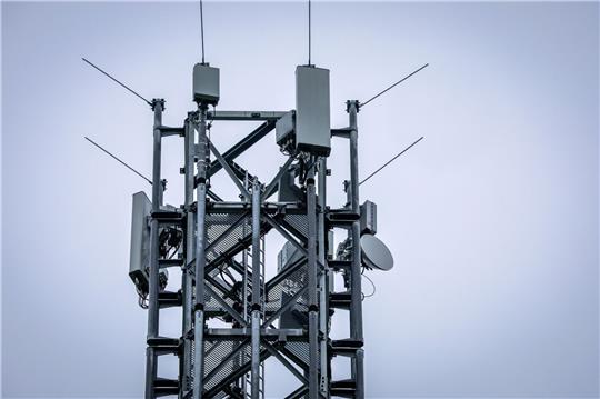 Dank besserer Mobilfunkantennen sollen Autofahrer bald störungsfreier unterwegs telefonieren können.