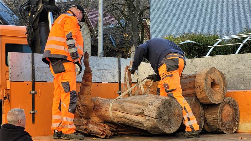Dank der Hilfe des Bauhofs werden die Holzfiguren per Lastwagen angeliefert.