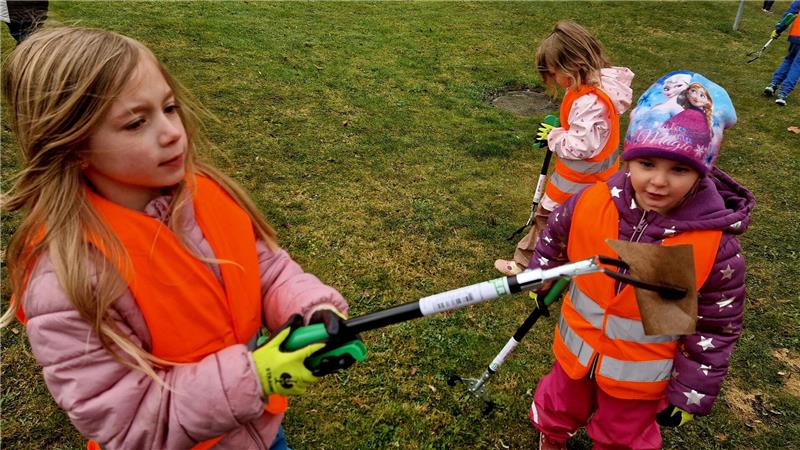 Dank der Mini-Zangen und Handschuhe der Vaupel-Stiftung machen die Kindergartenkinder ihre Hände nicht schmutzig.