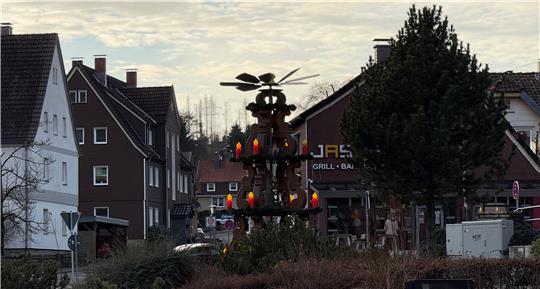 Dank der Mitarbeiter der Städtischen Betriebe Braunlage dreht sich die Weihnachtspyramide auf dem Heinrich-Jasper-Platz wieder.