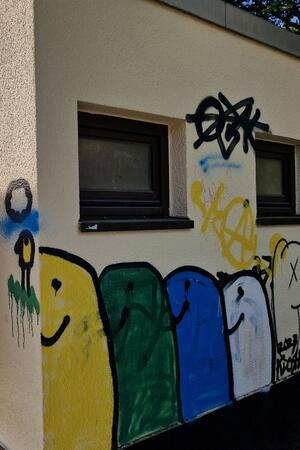 Dank der Mühen der RKS-Schüler verschwinden die Schmierereien an der Haltestelle.