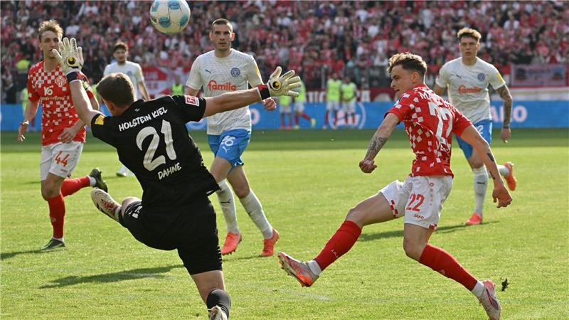Kein Sieger im Duell Mainz gegen Kiel Dank eines Joker-Tores von Nelson Weiper kam der FSV Mainz 05 zu einem Remis gegen Holstein Kiel.