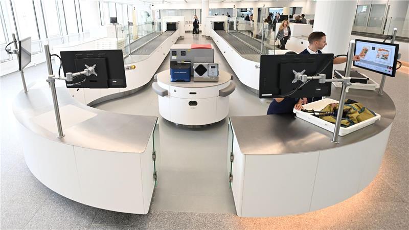 Fliegen mit mehr Flüssigkeit: EU erlaubt neue Gepäckregeln Dank neuer Handgepäckscanner könnten die Flüssigkeitsregeln fürs Flugzeug-Handgepäck bald Geschichte sein. (Archivbild)