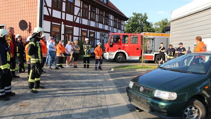Blick hinter die Kulissen der Feuerwehr Dank reger Werbung und etlicher Handwurfzettel kamen eine Handvoll neugieriger Bürger zum Dorfgemeinschaftshaus.