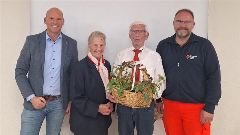 Dank und Verabschiedung (v.l.): Martin Mahnkopf (Ortsvorsteher), Ilsabe Fließbach, (zweite Vorsitzende), Klaus Philipp (ehemaliger Vorsitzender) und Steffen Kirchner (Kassenwart).