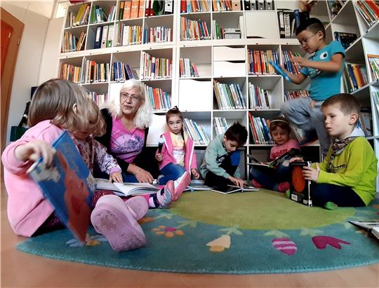 Dank der Fördermittel kann sich Silvia Richter als Sprach-Fachkraft intensiv der Sprach-Förderung widmen. Ebenfalls aufgrund der Unterstützung hat die Kita-Bibliothek ihren hohen Standard. Fotos: Potthast