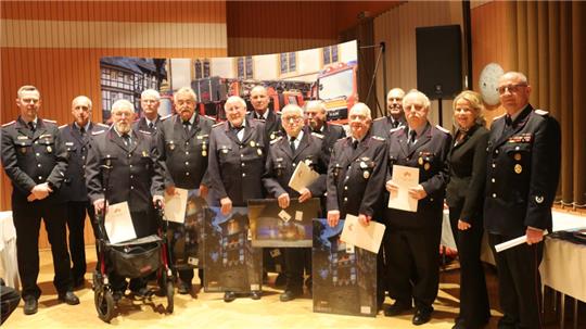 Dankeschön für langjährige Mitgliedschaft: Die geehrten Feuerwehrleute halten der Wehr seit 40, 50 und sogar 60 Jahren die Treue.
