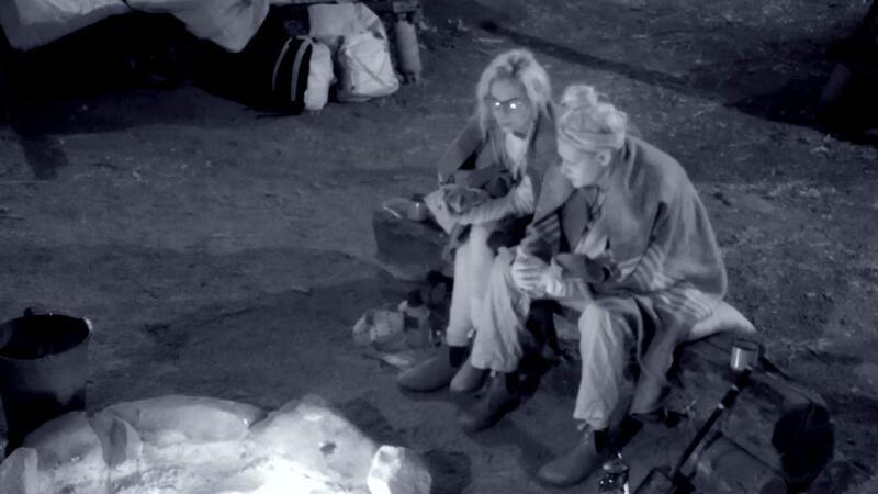 Frust über Null-Sterne-Menü im RTL-Dschungel Danni Büchner (links) erzählt Sarah Knappik am Lagerfeuer von ihren Erfahrungen mit häuslicher Gewalt.