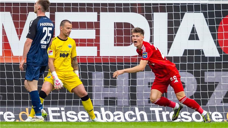 Danny Schmidt trifft zum 1:0 für Düsseldorf.