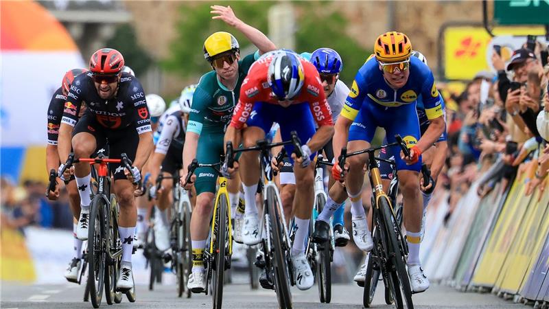 Danny van Poppel gewinnt den Sprint, wird von der Jury aber zurückgestuft. Es gewinnt Soren Waerenskjold (r).