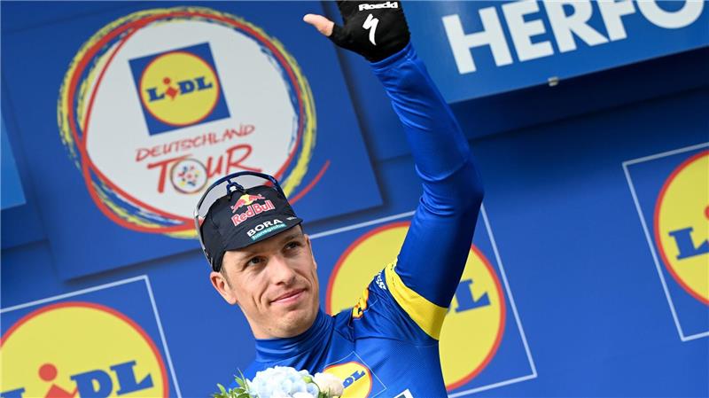 Danny van Poppel trägt nun das Blaue Trikot des Gesamtführenden der Deutschland Tour.