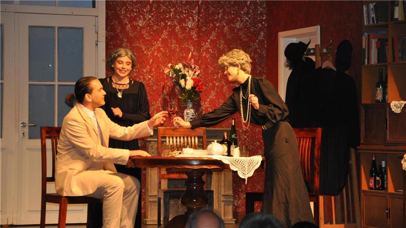 Darauf einen Holunderwein (v.r.): Laura-Sophie Herche und Antonia Schlüter sind die beseelt-durchgeknallten Brewster-Schwestern und schenken Lasse Huwald aus dem Giftschrank ein.