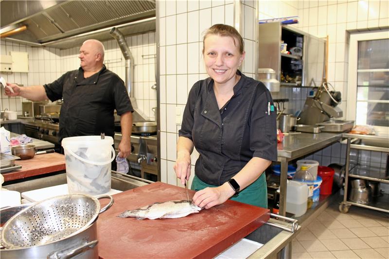 Fisch Otto in Langelsheim: Die Forelle ist das Aushängeschild Darek und Küchenchefin Magdalena bereiten ein Forellengericht zu.