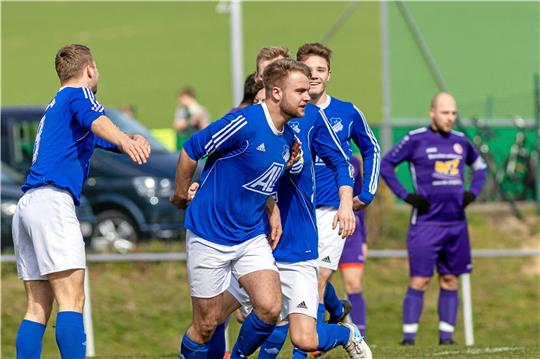 Darf am Sonntag wieder gejubelt werden? Marten Fricke und dem FC Othfresen fehlen noch ein Punkt zur Meisterschaft in der Staffel 2 der Nordharzliga. Foto: Drechsler