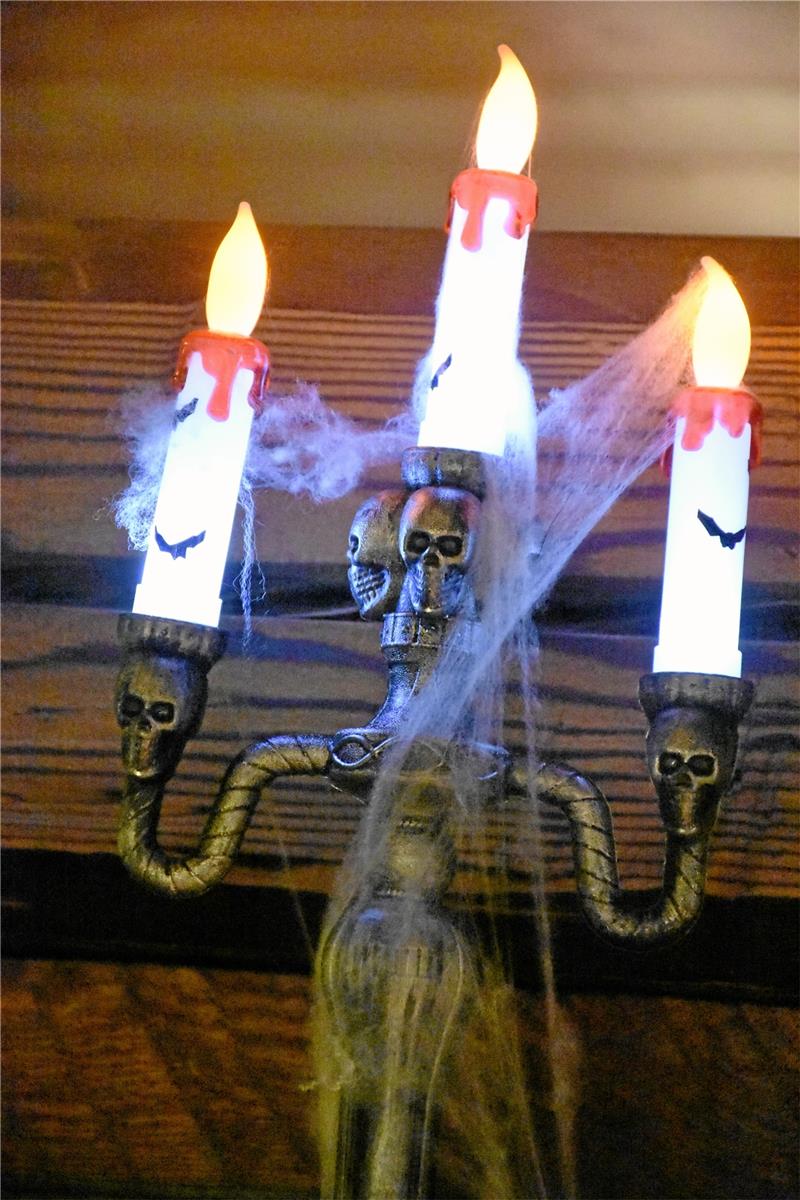 Darf es ein bisschen gruselig sein? An Halloween-Deko besteht kein Mangel.  Foto: Kempfer