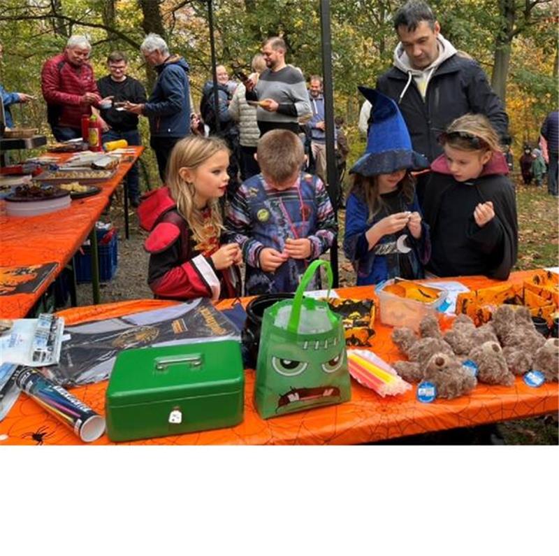 Darf es noch ein bisschen Equipment sein? Mitten im Wald brachten gute Geister ihre Waren unters Volk.