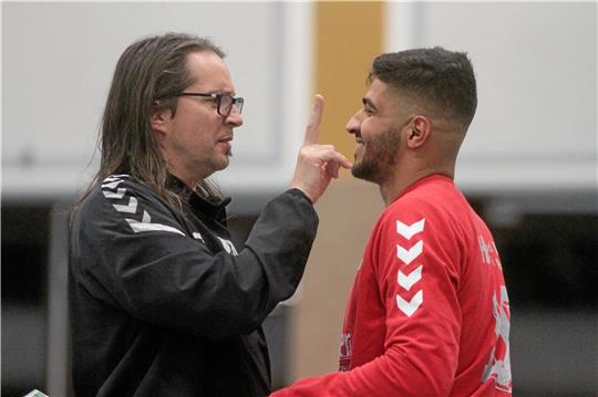 Darf weiter gestrahlt werden? Trainer Matthias Lochau und Torwart Mohammad Tamimi von der HSG Bad Harzburg/Vienenburg wollen auch das Heimspiel gegen den MTV Groß Lafferde II erfolgreich gestalten. Foto: Gietemann