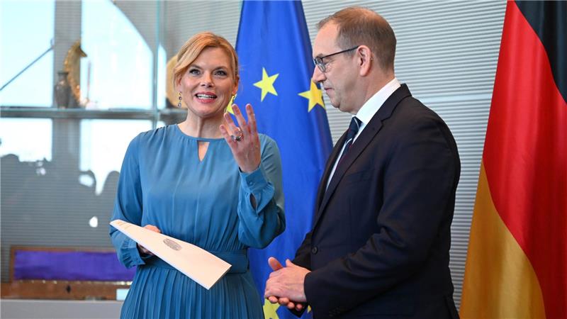 Wehrbeauftragter: Strukturen der Bundeswehr „nicht effektiv“ Darin kritisiert er die aktuellen Strukturen als kopflastig, kompliziert und in großen Teilen nicht effektiv.