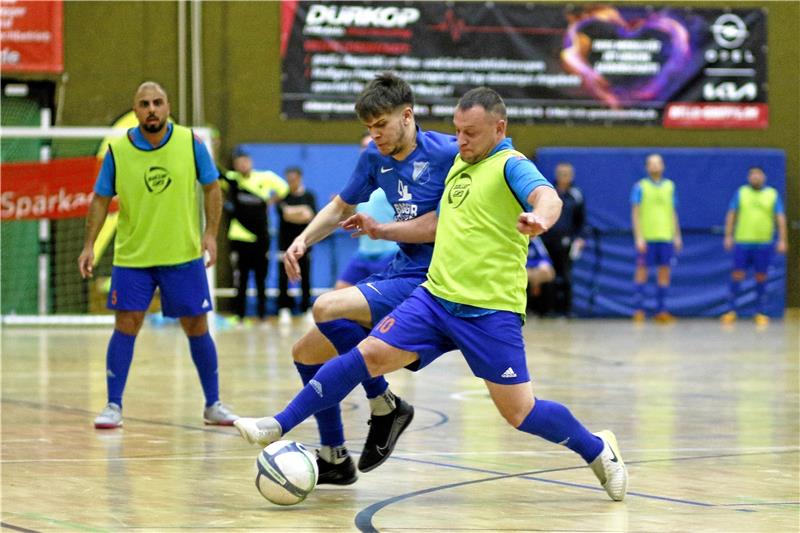 FG Vienenburg/Wiedelah bietet deutlich mehr Hallenfußball Dariusz Makowski (Mitte) und das Nordharzliga-Team der FG Vienenburg/Wiedelah werden am Sonntag gefordert. Dann spielen zwölf Mannschaften um die Siegprämie. Foto: Epping