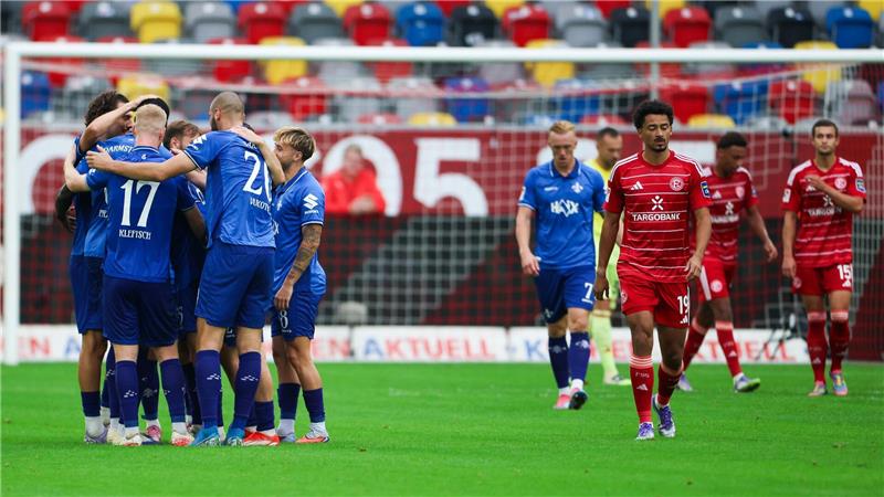 Klarer Sieg in Düsseldorf: Darmstadt nach 3:0 Tabellenführer Darmstadt bejubelt das 2:0 durch Fabian Nürnberger.