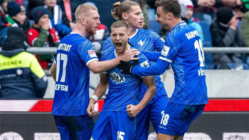 Darmstadt stürzt Hannover von der Tabellenspitze Darmstadt bejubelt die erneute Führung in Hannover.