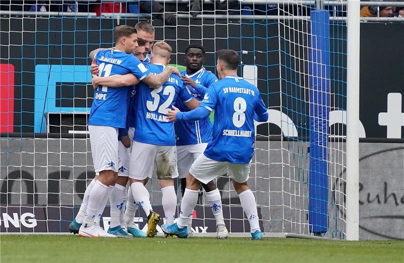 Darmstadt setzt Serie fort - Heidenheim und Lautern siegen Darmstadt untermauerte seine Tabellenführung.