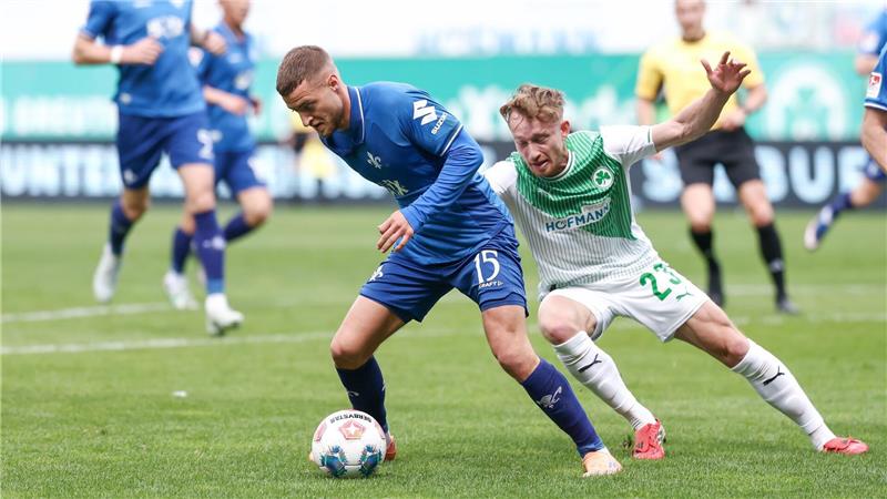 Darmstadts Fabian Nürnberger (links) und Jannik Dehm aus Fürth kämpfen um den Ball.