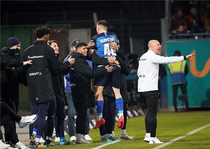 Darmstadt wieder Spitze - HSV patzt Darmstadts Filip Stojilkovic (2.v.r) jubelt mit den Teamkollegen über seinen Treffer zum 1:0.