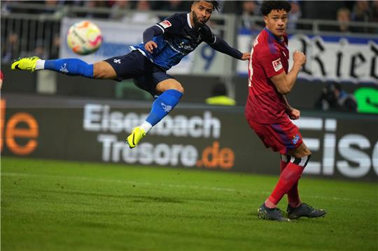 Darmstadts Keanan Bennetts(l) und der Hamburger Jonas David kämpfen um den Ball.