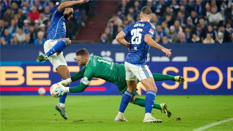 Sylla schießt Schalke an die Tabellenspitze Darmstadts Torhüter Schuhen stand häufig im Mittelpunkt.