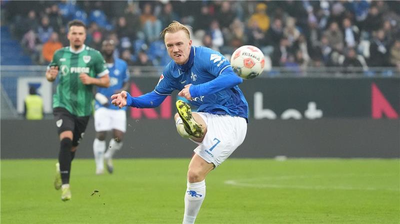 Darmstadt gelingt Heimsieg gegen Münster Darmstadts Torjäger Isac Lidberg beim Schussversuch gegen Münster