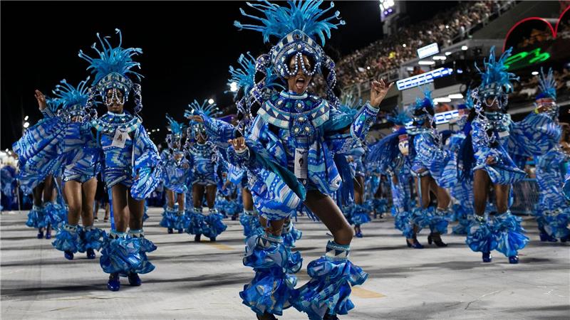 Darsteller der Sambaschule Portela paradieren während der Karnevalsfeierlichkeiten am frühen Morgen auf dem Sambadrom in Rio de Janeiro.