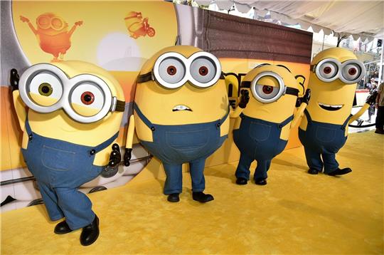 Darsteller, die als die Minions verkleidet sind - die Minions sind in diesem Jahr im Kino am meisten besucht worden.