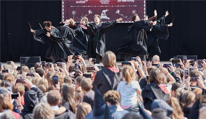 Darsteller führen auf der Bühne am Hamburger Rathaus einen Tanz aus dem Musical «Harry Potter und das verwunschene Kind» auf.