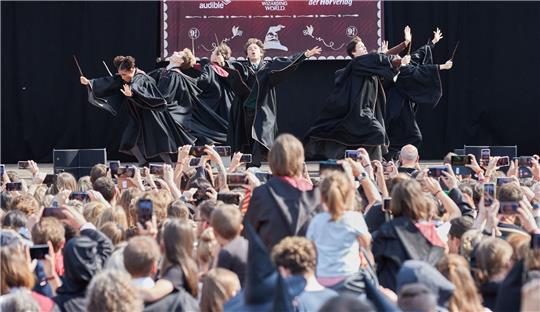 Darsteller führen auf der Bühne am Hamburger Rathaus einen Tanz aus dem Musical «Harry Potter und das verwunschene Kind» auf.