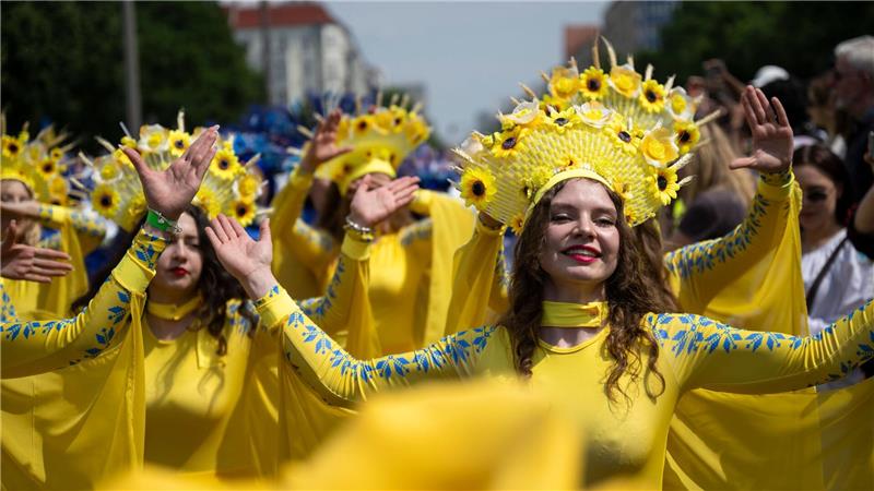 Darsteller tanzen bei der Parade beim Karneval der Kulturen in Berlin.