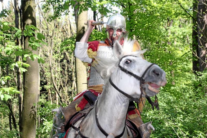 Darsteller zeigen bei der Auftaktveranstaltung „Celebrate!“ zum Festjahr, wie römische Kavalleristen einen Angriff reiten.