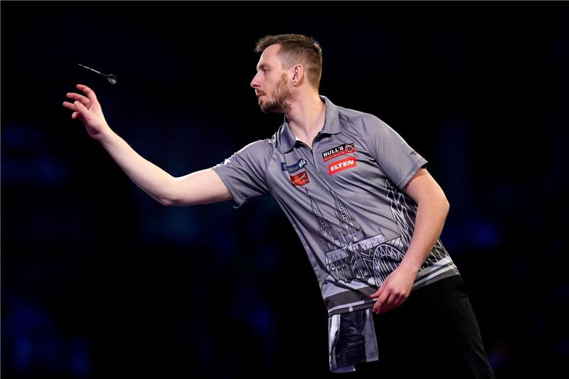 Erster Deutscher bei Darts-WM weiter: Hempel besiegt Brown Darts-Ass Florian Hempel in Aktion.