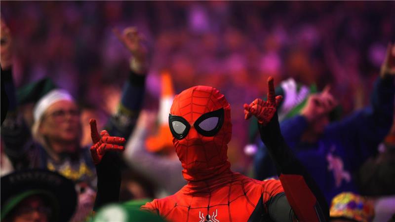 Darts: WM, 3. Runde. Zuschauer in Kostümen im Alexandra Palace.