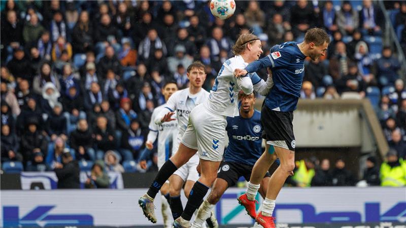 2:2 im Ostwestfalenderby zwischen Bielefeld und Paderborn Das 1:0 für Bielefeld: Joel Grodowski (rechts) erzielt den Führungstreffer mit dem Hinterkopf.