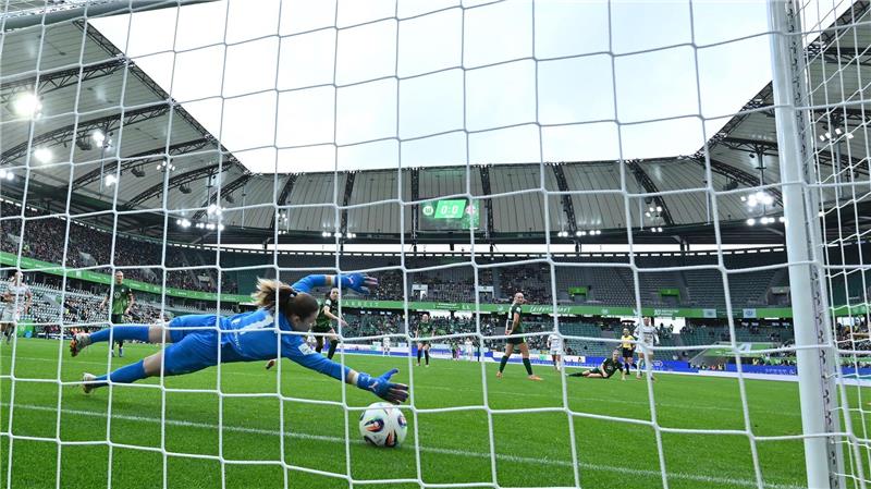 Das 1:0 für den FC Bayern: Wolfsburgs Torhüterin Stina Johannes kann den Schuss von Klara Bühl nicht halten.