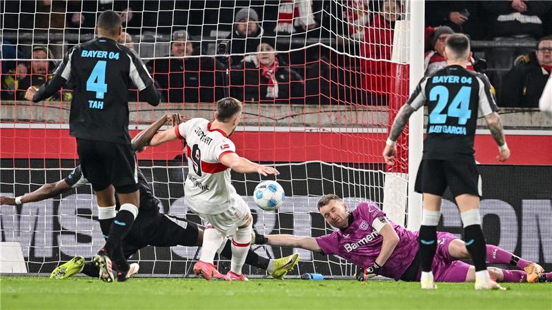 „Luft ist nicht raus“: Leverkusen besiegt VfB 4:3 nach 1:3 Das 1:0 für den VfB: Ermedin Demirovic trifft aus kurzer Distanz.